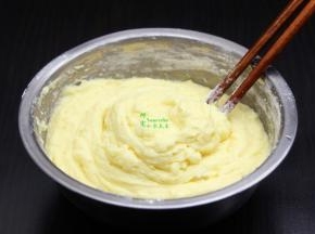 把过刷的低筋粉和泡打粉，加入拌均；