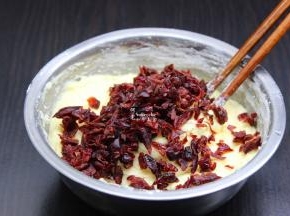 加入切碎的蔓越莓干拌均；