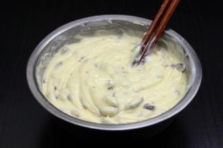 再把剩余的60克酸奶加入拌均；