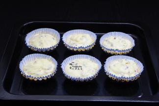 拌均好的面糊，倒入模具中；