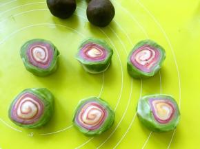 将松弛好的面团分成8等份，可以先从中间对分，之后再对分另外两份，之后再每一小份对分成2份