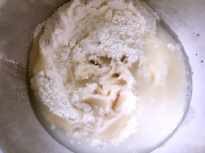 混合所有水油皮材料，活成面团