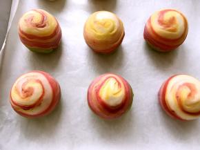 之后放到烤盘上整理好形状，烤箱预热180度烤25分钟