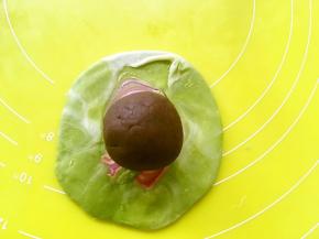 包裹上蛋黄馅，收好收口