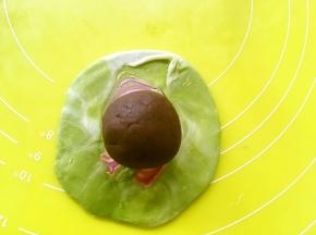 包裹上蛋黄馅，收好收口