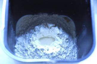 1、除黄油以外的所有材料倒入面包桶里，设置和面程序。