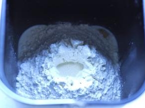 1、除黄油以外的所有材料倒入面包桶里，设置和面程序。
