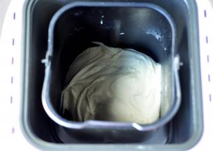 3、面包机重新设置和面程序，结束后，将面包机调至发酵程序，开始发面