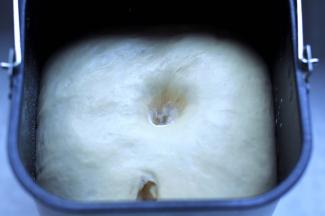 4、发酵程序完成后，面团发酵到原来的2倍大以上，可以用手指沾高筋面粉，在面团中间戳一个洞，洞不回缩，证明面团已发酵好。