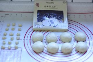 5、分割出1个32克的小面团（做耳朵），剩余的面团平均分割成8个面团，排气滚圆，盖上保鲜膜，松弛20分钟。