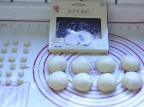 5、分割出1个32克的小面团（做耳朵），剩余的面团平均分割成8个面团，排气滚圆，盖上保鲜膜，松弛20分钟。