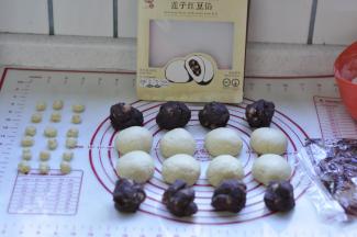 6、将莲子红豆馅也分成25克的8个馅料