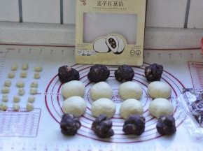 6、将莲子红豆馅也分成25克的8个馅料