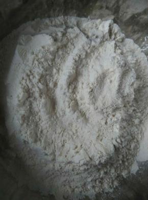 把所有材料（黄油除外）倒入盆里揉成光滑的面团