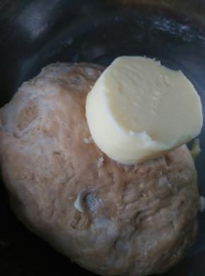 加入软化好的黄油，揉匀