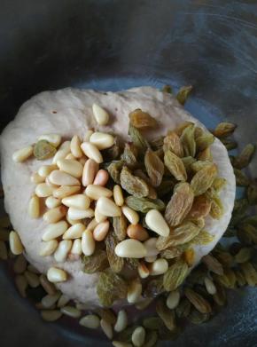 加入葡萄干和松子揉匀