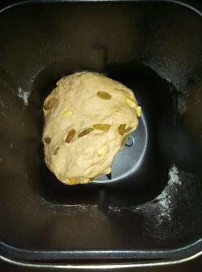 放入面包桶内启动和面程序两个