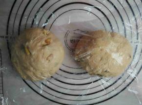 取出轻柔排气，平均分成二份盖保鲜膜醒10分钟