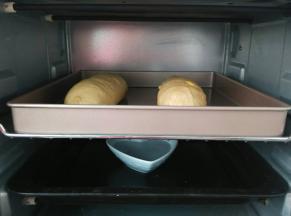 烤箱里放一碗热水，进行二次发酵