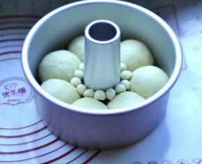 10、面团发酵好后，按上耳朵，