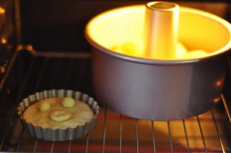 11、烤箱预热175度，放入模具，烤18分钟左右，上色后盖锡纸。