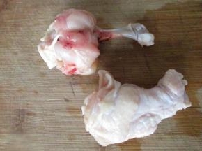 把鸡翅跟洗净，从小头端平切一圈，然后顺着骨头把肉往下扒，扒到下面后翻好成为锤子状