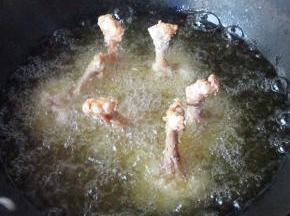 然后油温5成热，入油锅炸熟，可以捞出后稍微晾凉再7成热的油温复炸一下，复炸时时间要短，这才能保证里面肉的水分不过多流失，口感依然滑嫩。