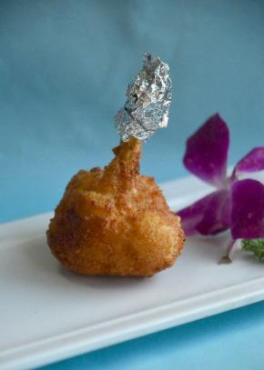炸熟后吸油纸吸掉表面油，再用锡纸包裹骨头部分方便食用，就可以上桌啦