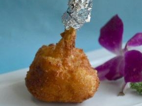 炸熟后吸油纸吸掉表面油，再用锡纸包裹骨头部分方便食用，就可以上桌啦