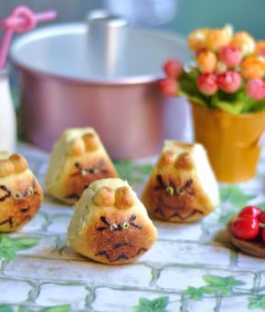 13、一款漂亮、可爱的龙猫挤挤面包就做好了。