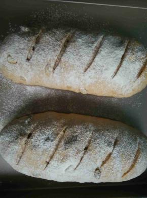 取出割出花纹上面轻轻撒一层面粉