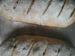 取出割出花纹上面轻轻撒一层面粉
