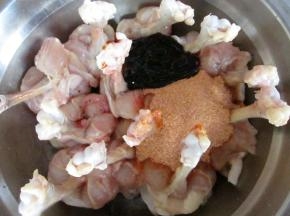 把烤肉料、黄酒、蚝油放