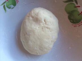 取100克面粉，鸡蛋搅入面粉内搅拌均匀，倒入烧开的水一起揉成团静置18分钟