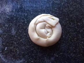 盘在一起，擀成薄片，撒上白芝麻