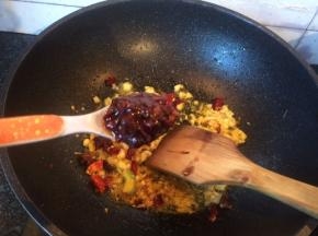 余油放入蒜末姜片茴香干辣椒豆瓣酱