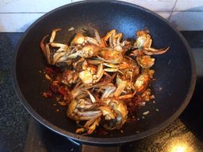 加入螃蟹翻炒均匀