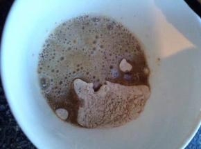 把油趁热倒入五香粉和面粉中搅拌均匀，变成油酥