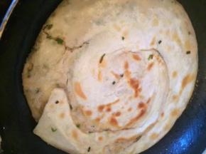 放锅中煎至两面金黄即可