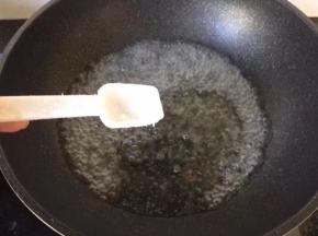 锅中热水加入适量盐