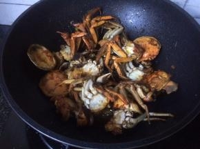 锅中热油炸制金黄色捞出备用