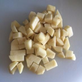 土豆去皮、切丁