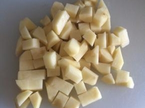 土豆去皮、切丁