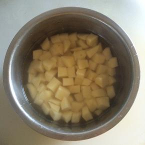 把切好的土豆丁用清水浸泡，去除淀粉