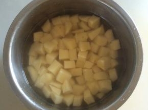 把切好的土豆丁用清水浸泡，去除淀粉