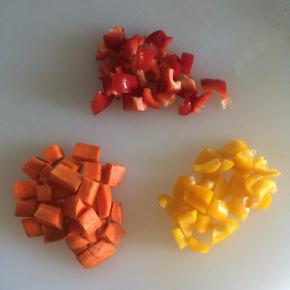 彩椒、胡萝卜切丁