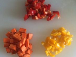 彩椒、胡萝卜切丁