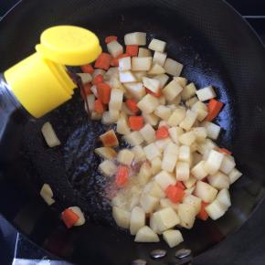 分别放入精盐、酱油、耗油