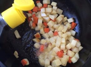 分别放入精盐、酱油、耗油