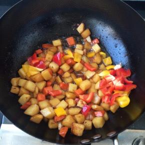 炒至土豆成熟时，放入彩椒